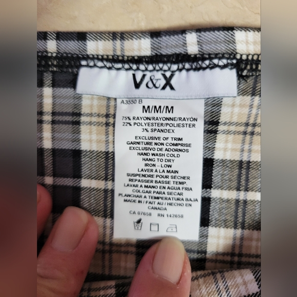 🛒🛍️💥NWT women V& X stretchy  material school girl skirt medium - Picture 3 of 5